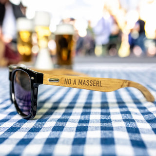 "No a Masserl" - Bundle mit Postkarte, Anti-Mücken-Kerze & Sonnenbrille