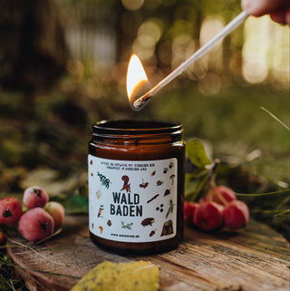 "Waldbaden" - Motivkerze mit Nadelwaldduft