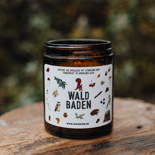 "Waldbaden" - Motivkerze mit Nadelwaldduft