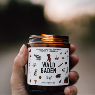"Waldbaden" - Motivkerze mit Nadelwaldduft